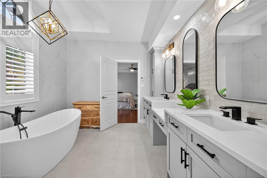 248 Cloverleaf Drive, Ancaster, ON - Indoor Photo Showing Bathroom