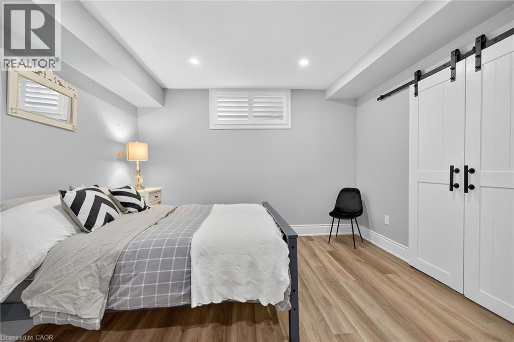 248 Cloverleaf Drive, Ancaster, ON - Indoor Photo Showing Bedroom