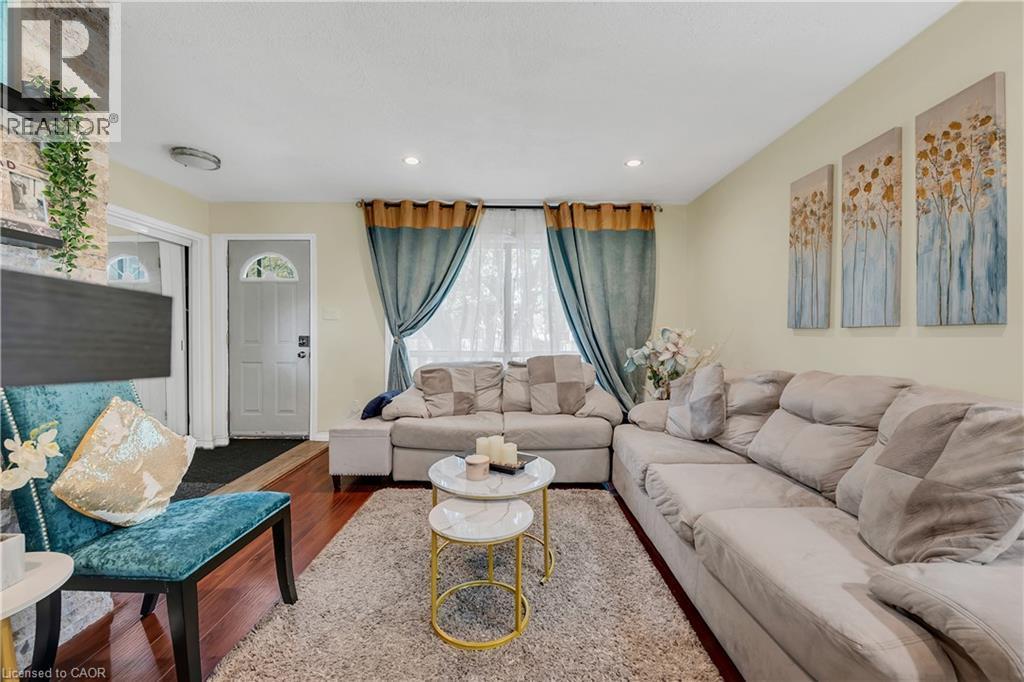 18 Riverdale Drive, Hamilton, ON - Indoor Photo Showing Living Room