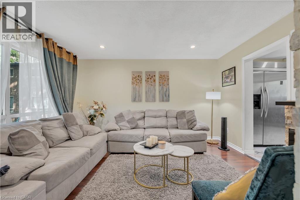 18 Riverdale Drive, Hamilton, ON - Indoor Photo Showing Living Room