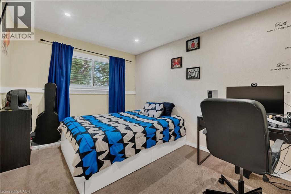 18 Riverdale Drive, Hamilton, ON - Indoor Photo Showing Bedroom