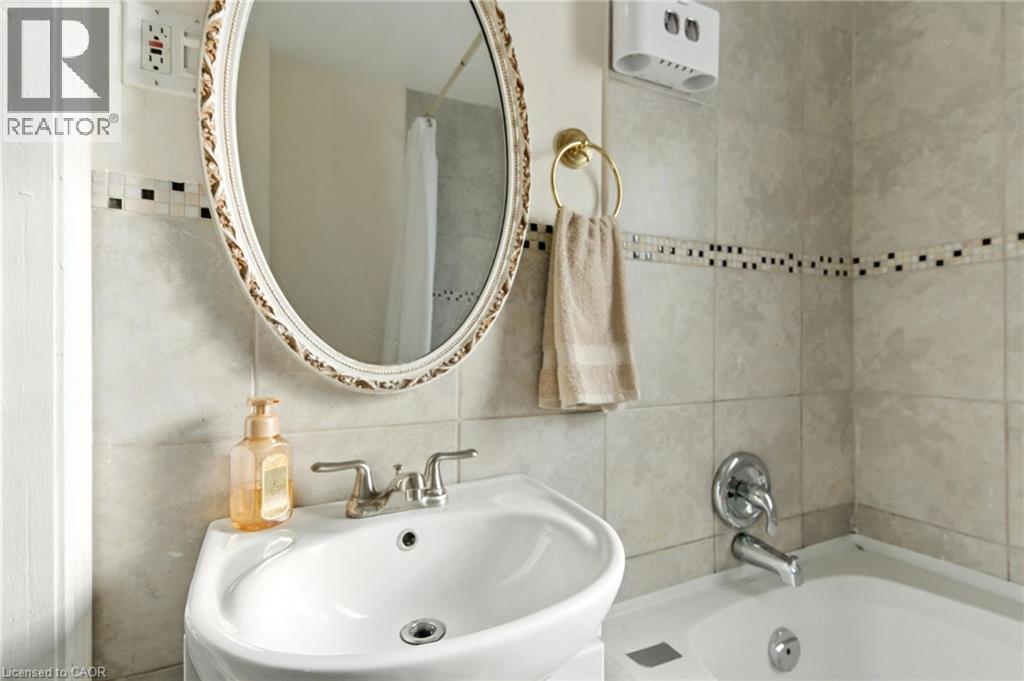 44 Holton Avenue N, Hamilton, ON - Indoor Photo Showing Bathroom