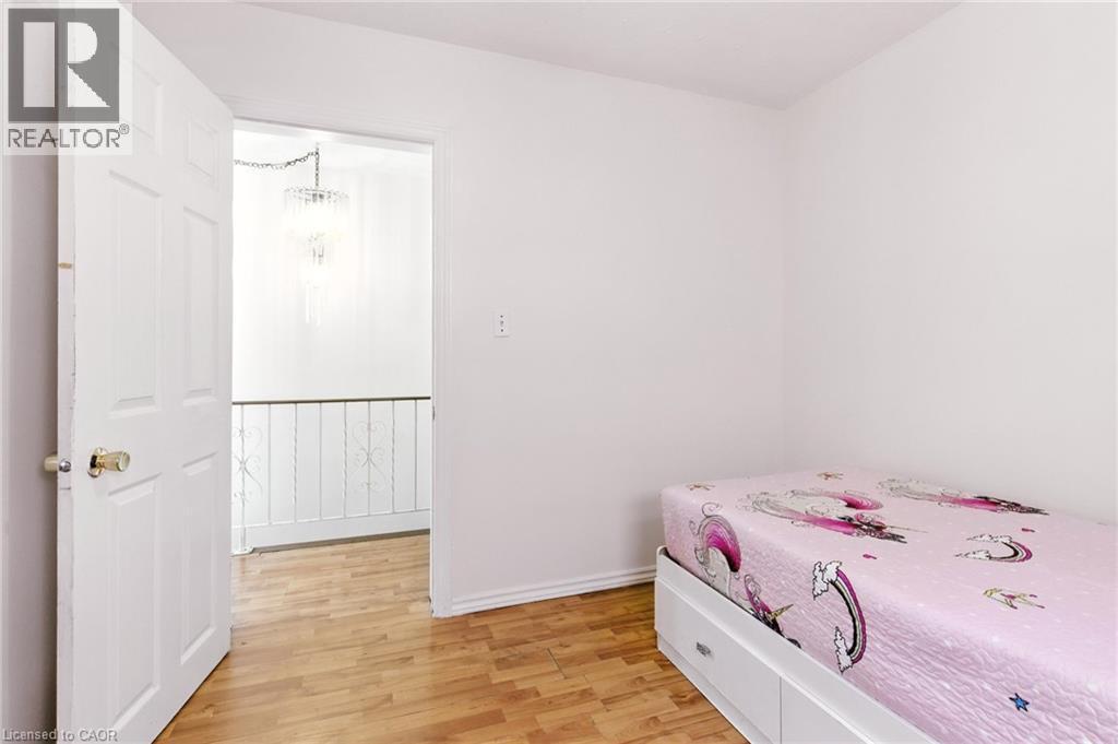 44 Holton Avenue N, Hamilton, ON - Indoor Photo Showing Bedroom