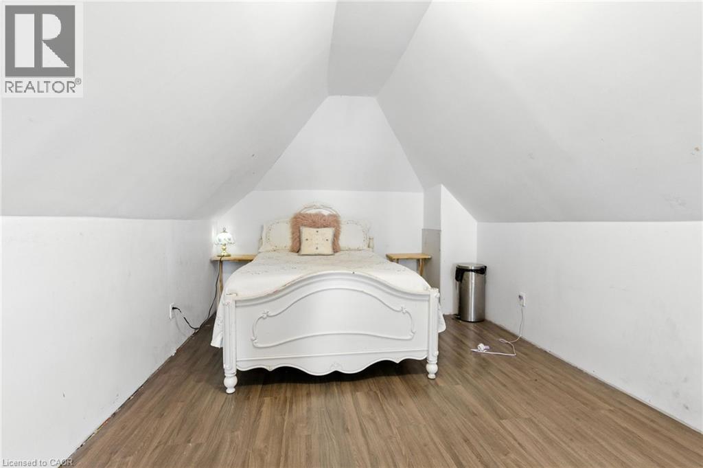 44 Holton Avenue N, Hamilton, ON - Indoor Photo Showing Bedroom