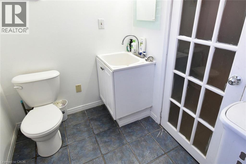 53 Seventh Avenue, Brantford, ON - Indoor Photo Showing Bathroom