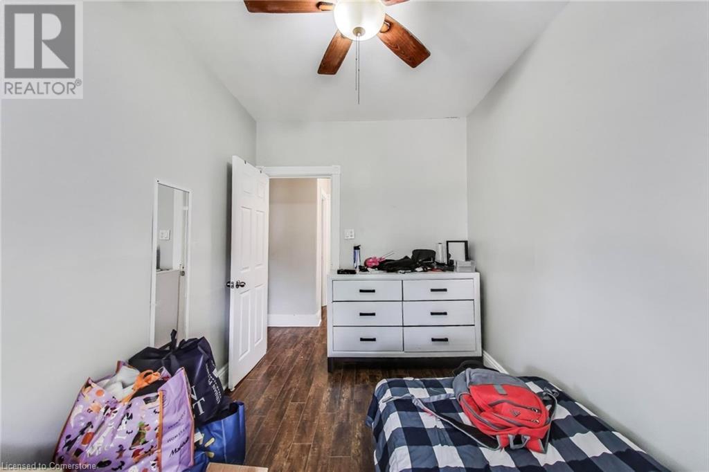 8 Madison Avenue, Hamilton, ON - Indoor Photo Showing Bedroom