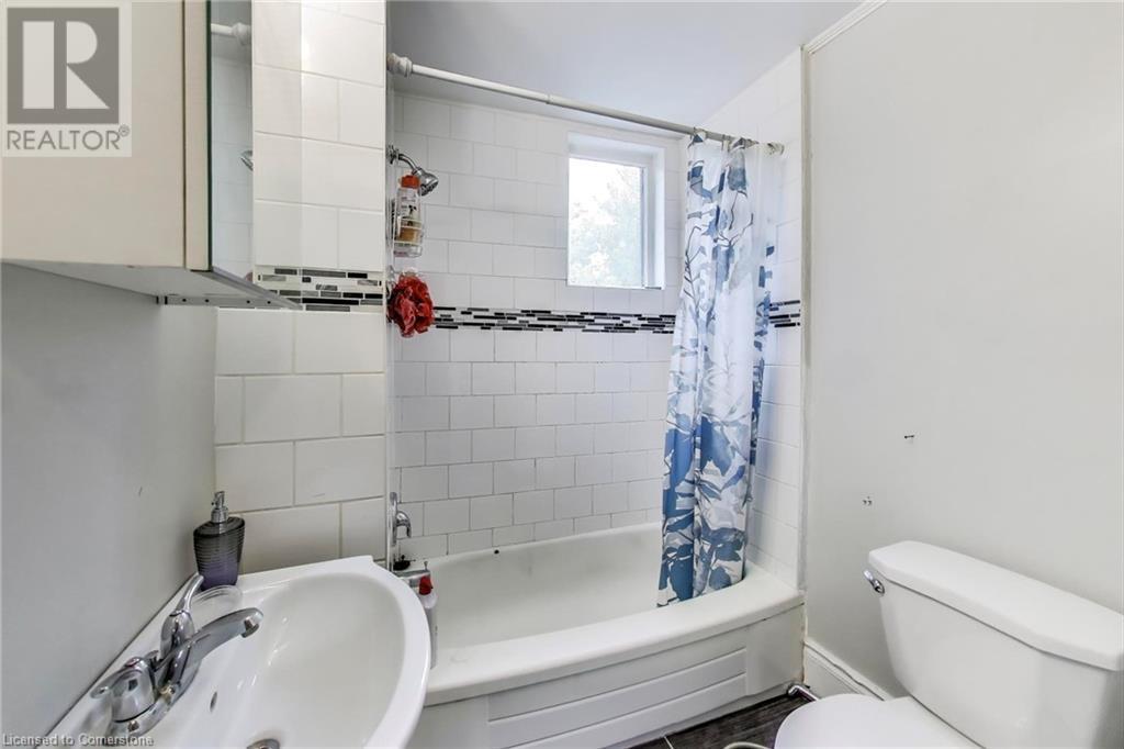 8 Madison Avenue, Hamilton, ON - Indoor Photo Showing Bathroom