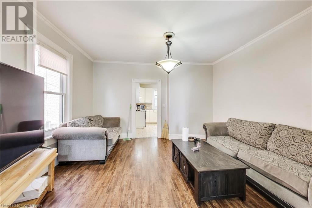 8 Madison Avenue, Hamilton, ON - Indoor Photo Showing Living Room