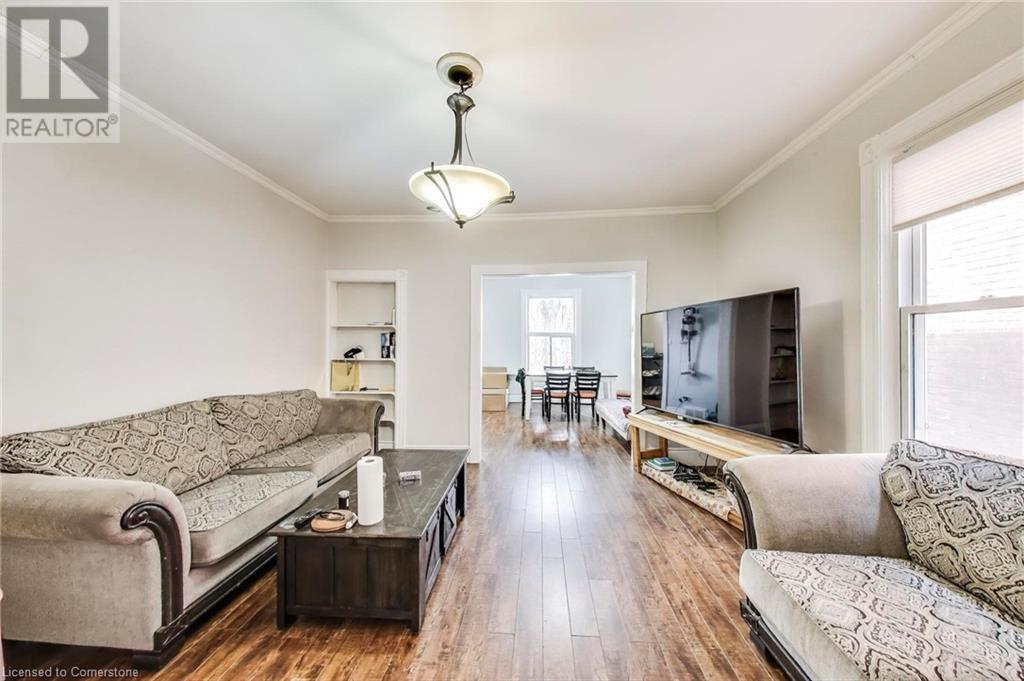 8 Madison Avenue, Hamilton, ON - Indoor Photo Showing Living Room