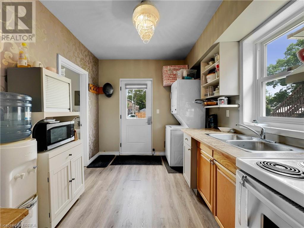 273-275 Brant Avenue, Brantford, ON - Indoor Photo Showing Kitchen With Double Sink