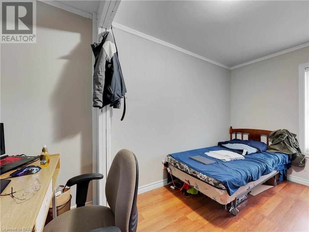 273-275 Brant Avenue, Brantford, ON - Indoor Photo Showing Bedroom