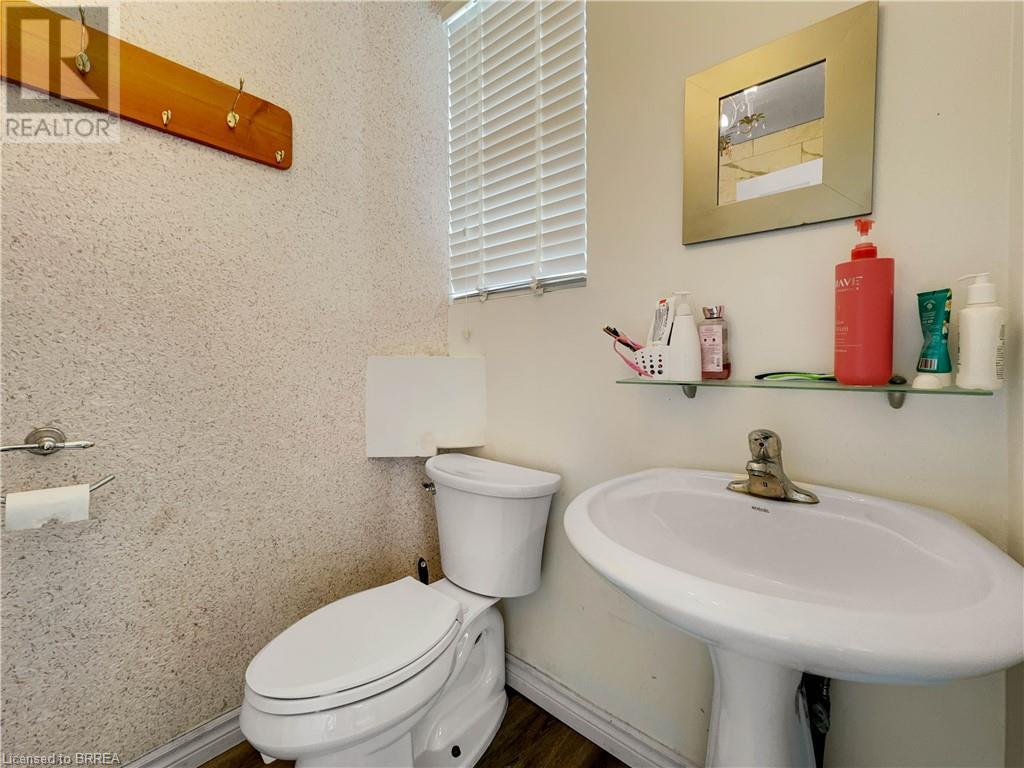 273-275 Brant Avenue, Brantford, ON - Indoor Photo Showing Bathroom
