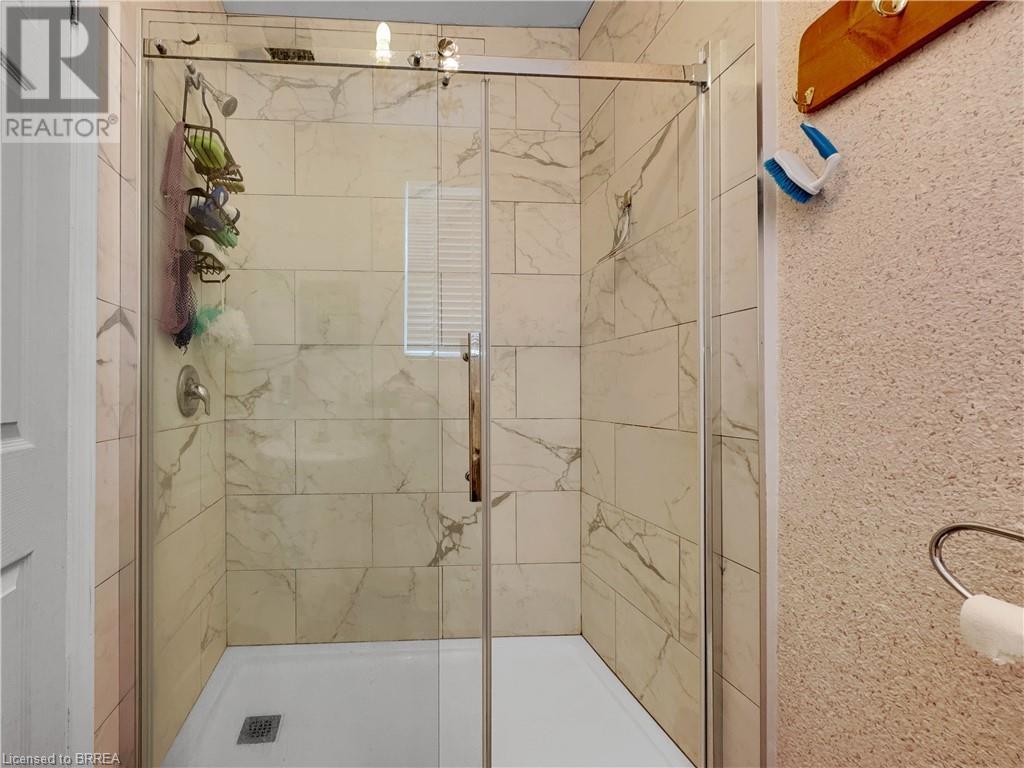 273-275 Brant Avenue, Brantford, ON - Indoor Photo Showing Bathroom