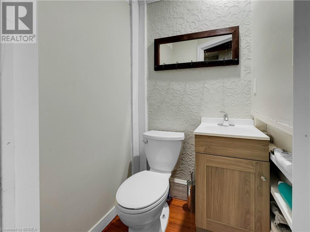 273-275 Brant Avenue, Brantford, ON - Indoor Photo Showing Bathroom