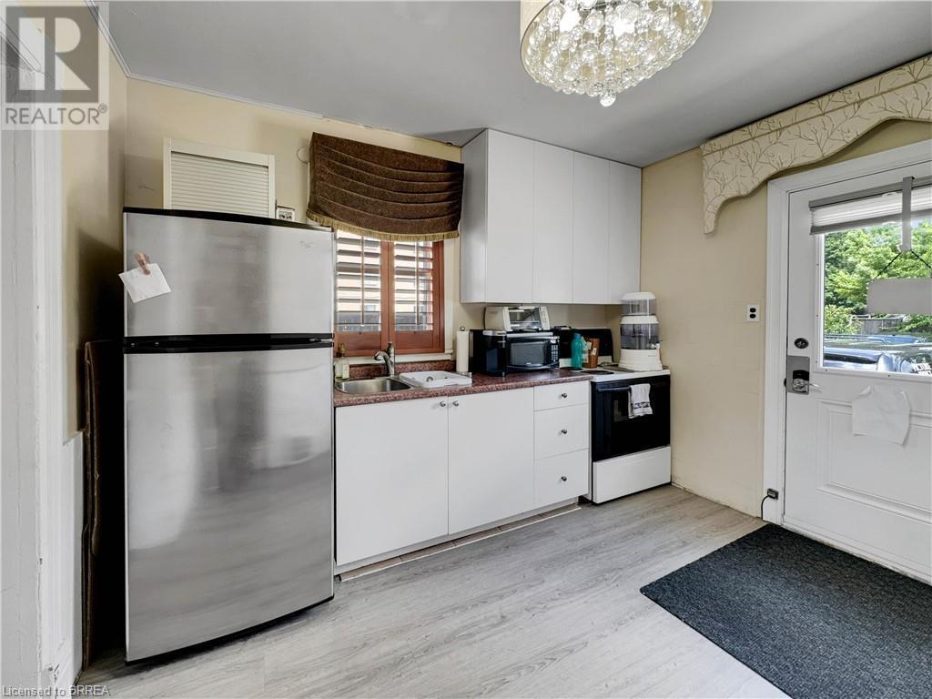 273-275 Brant Avenue, Brantford, ON - Indoor Photo Showing Kitchen