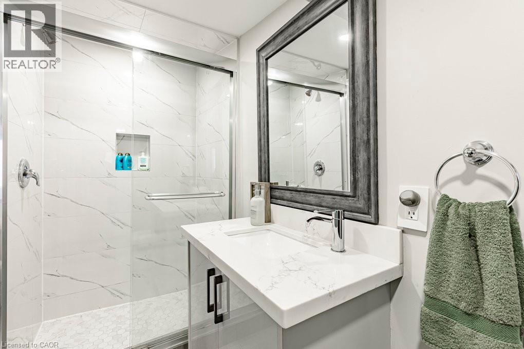 67 Gage Avenue N, Hamilton, ON - Indoor Photo Showing Bathroom