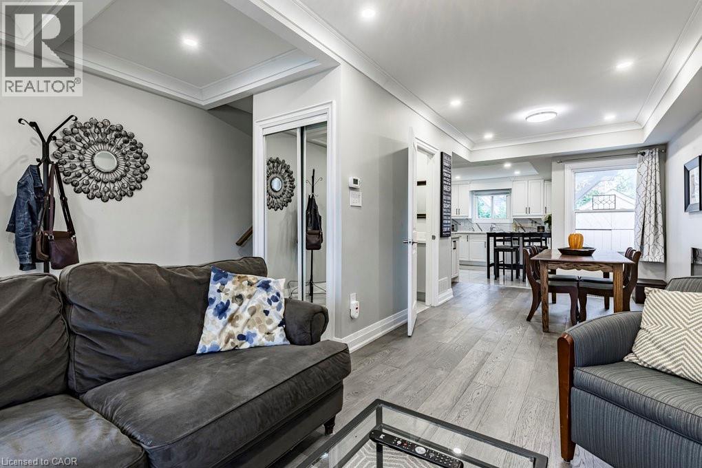 67 Gage Avenue N, Hamilton, ON - Indoor Photo Showing Living Room