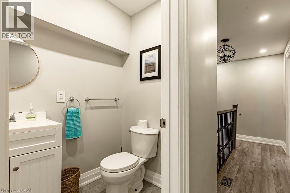 67 Gage Avenue N, Hamilton, ON - Indoor Photo Showing Bathroom