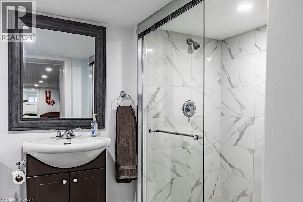 67 Gage Avenue N, Hamilton, ON - Indoor Photo Showing Bathroom