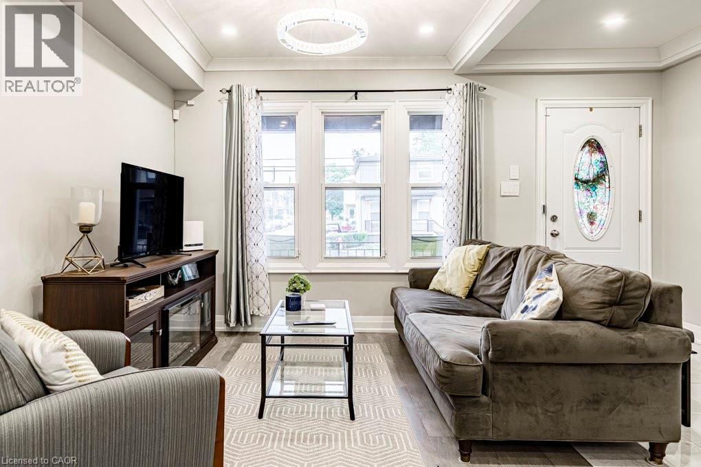67 Gage Avenue N, Hamilton, ON - Indoor Photo Showing Living Room