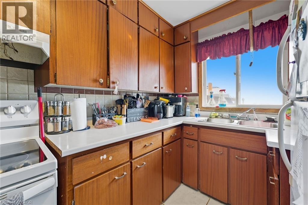 1091 Branchton Road, Cambridge, ON - Indoor Photo Showing Kitchen With Double Sink
