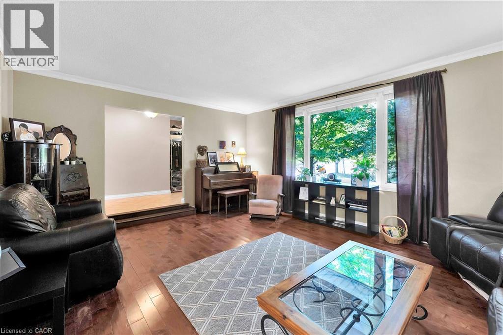 757 4Th Line, Caledonia, ON - Indoor Photo Showing Living Room