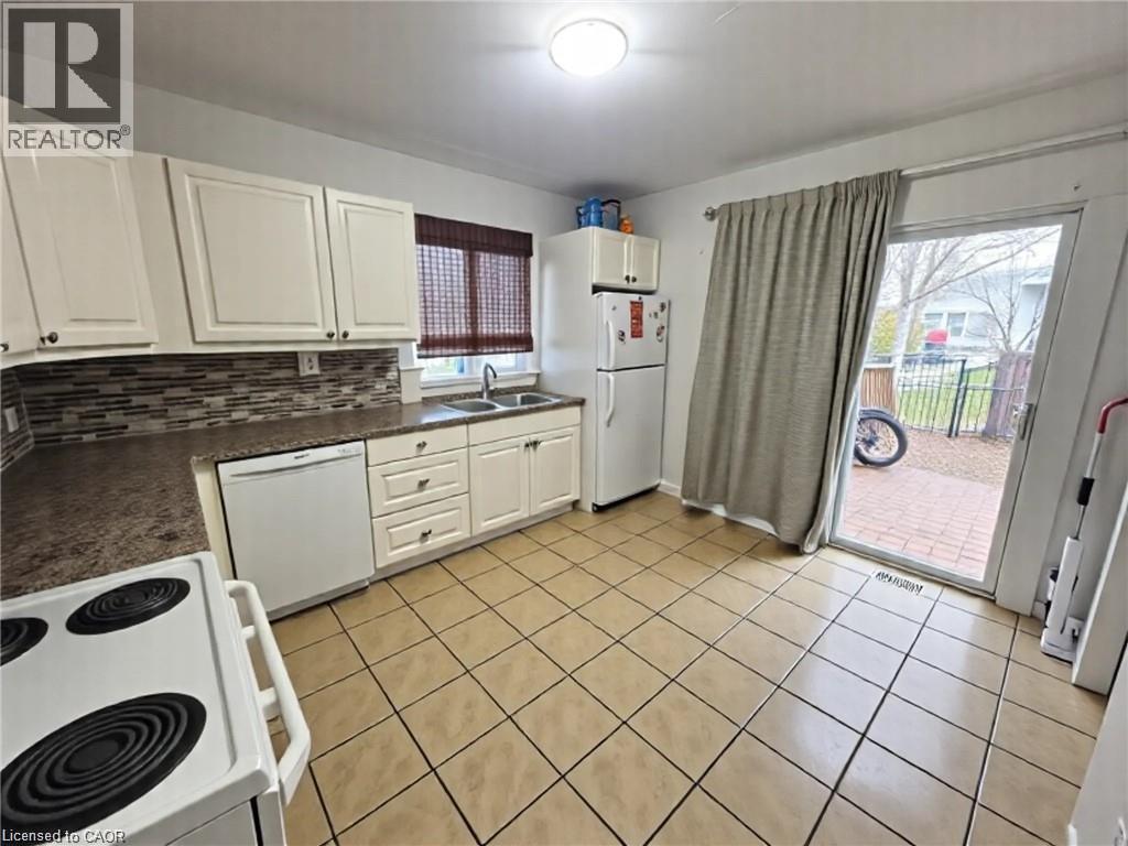 139 Harmony Avenue, Hamilton, ON - Indoor Photo Showing Kitchen With Double Sink