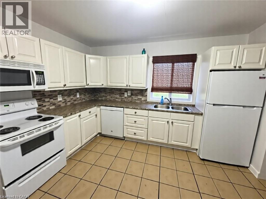 139 Harmony Avenue, Hamilton, ON - Indoor Photo Showing Kitchen With Double Sink