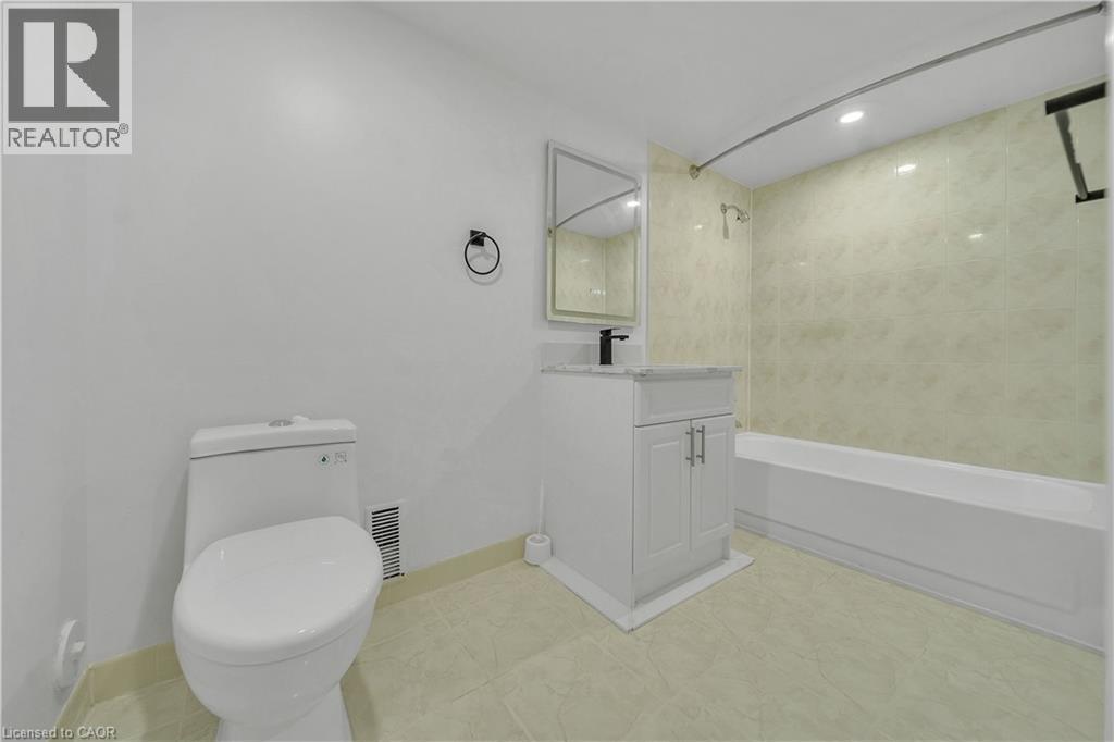 46 Bonaparte Lane, London, ON - Indoor Photo Showing Bathroom