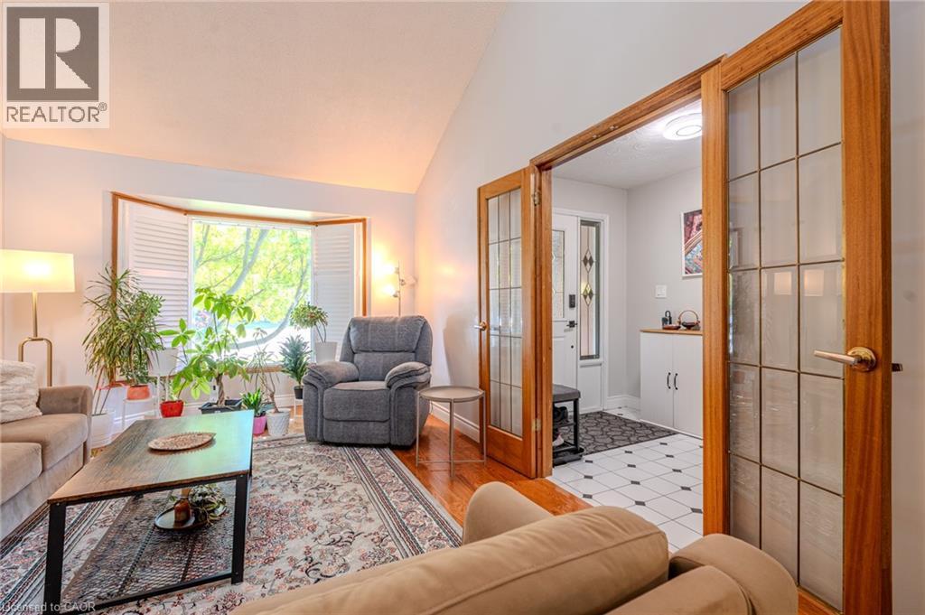 14 Windstar Place Unit# Upper, Hamilton, ON - Indoor Photo Showing Living Room