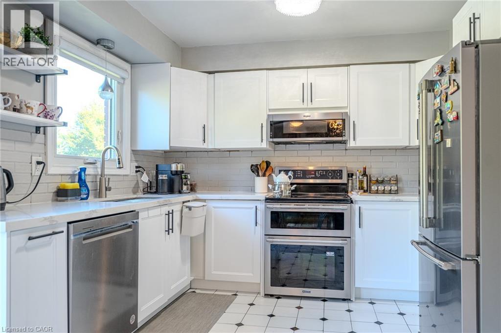 14 Windstar Place Unit# Upper, Hamilton, ON - Indoor Photo Showing Kitchen