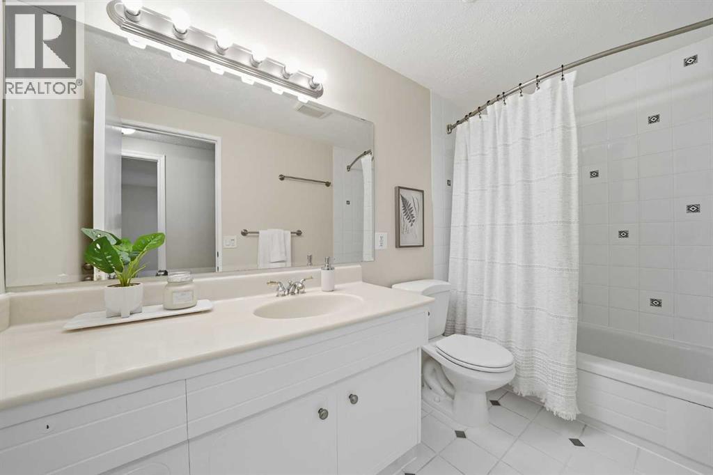 471 Dalmeny Hill Nw, Calgary, AB - Indoor Photo Showing Bathroom
