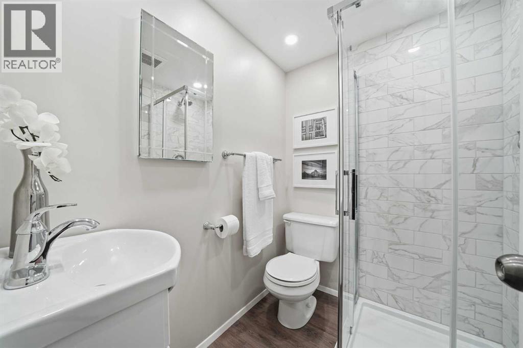 471 Dalmeny Hill Nw, Calgary, AB - Indoor Photo Showing Bathroom
