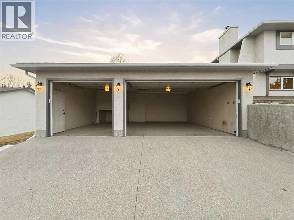 471 Dalmeny Hill Nw, Calgary, AB - Outdoor With Exterior