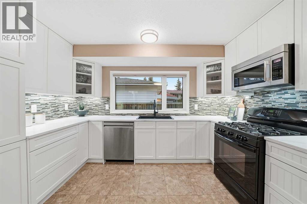 471 Dalmeny Hill Nw, Calgary, AB - Indoor Photo Showing Kitchen With Upgraded Kitchen