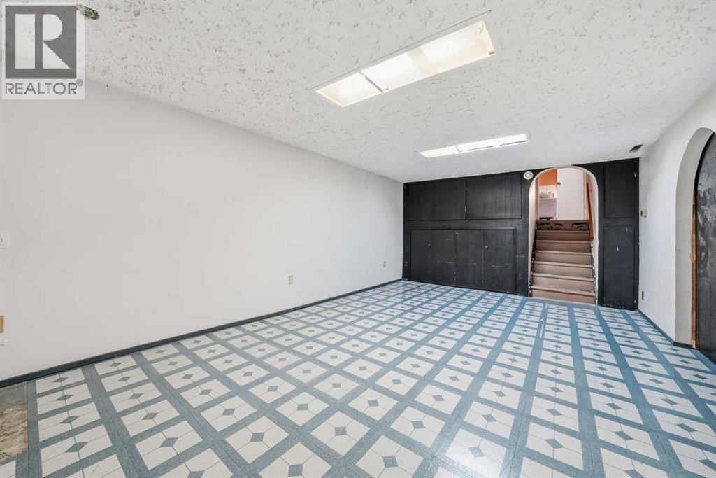 471 Dalmeny Hill Nw, Calgary, AB - Indoor Photo Showing Other Room