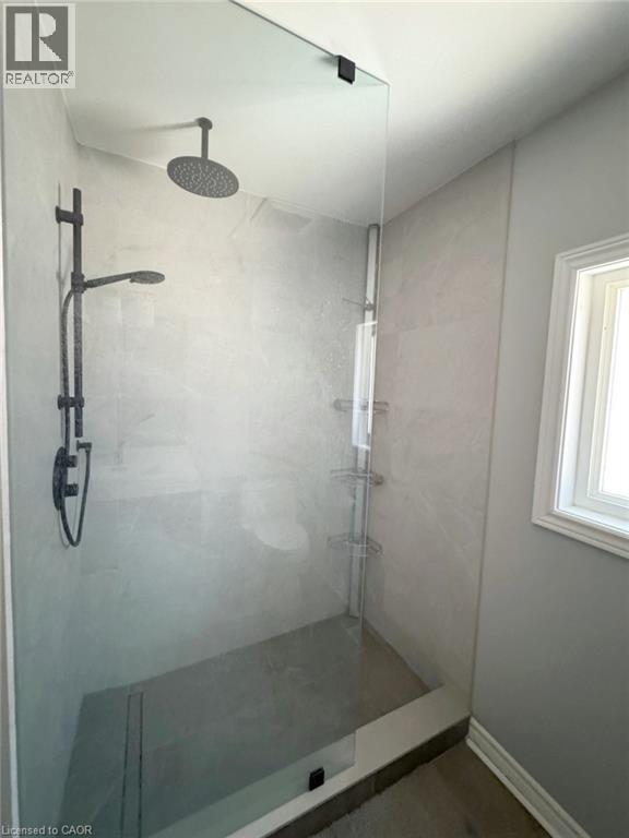 Full bath with walk in shower - 2429 Whitehorn Drive, Burlington, ON - Indoor Photo Showing Bathroom