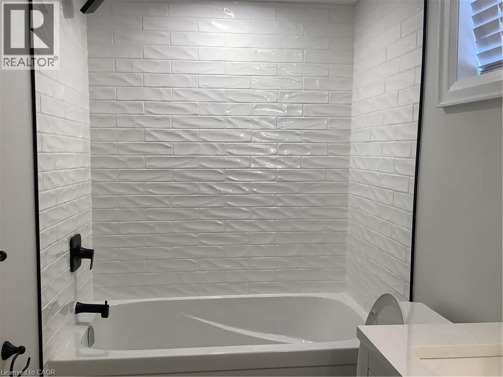 Full bathroom with bathtub / shower combination and vanity - 229 West 18Th Street, Hamilton, ON - Indoor Photo Showing Bathroom