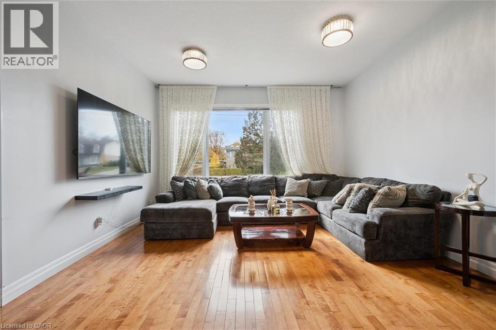 122 Grand River Boulevard, Kitchener, ON - Indoor Photo Showing Living Room