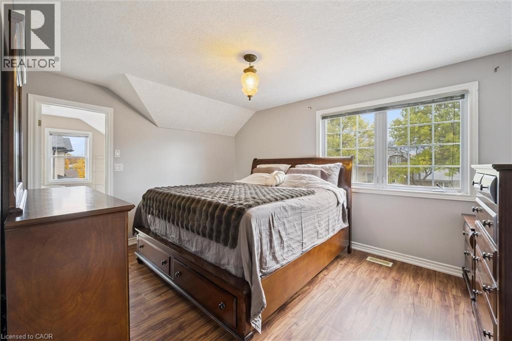 122 Grand River Boulevard, Kitchener, ON - Indoor Photo Showing Bedroom