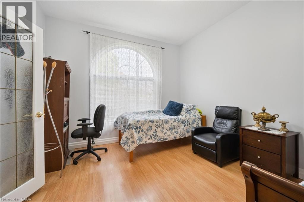 122 Grand River Boulevard, Kitchener, ON - Indoor Photo Showing Bedroom