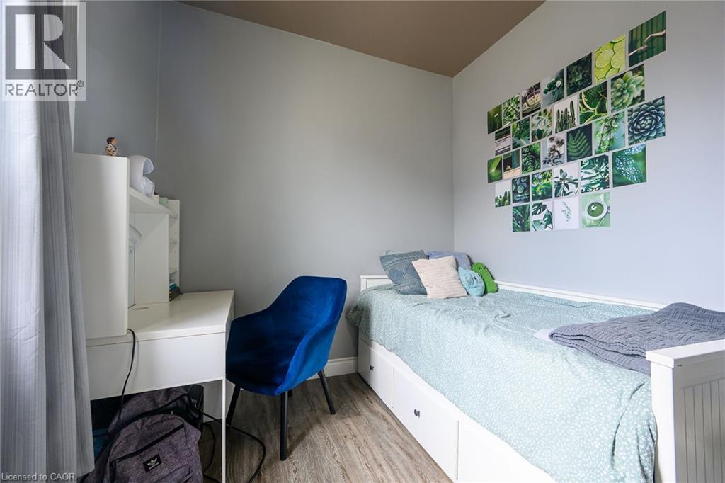 Bedroom featuring light wood-type flooring and baseboards - 129 Dundurn Street N, Hamilton, ON - Indoor Photo Showing Bedroom