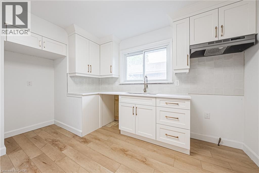 224 West 16Th Street, Hamilton, ON - Indoor Photo Showing Kitchen