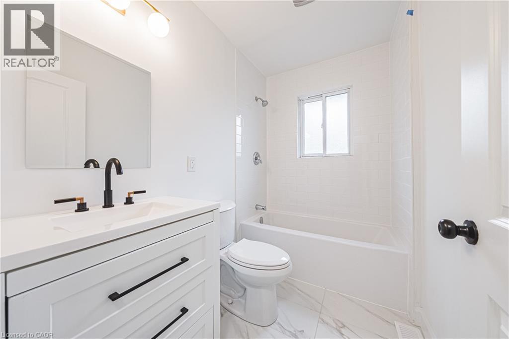 224 West 16Th Street, Hamilton, ON - Indoor Photo Showing Bathroom