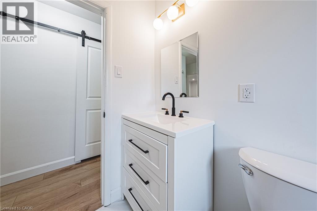 224 West 16Th Street, Hamilton, ON - Indoor Photo Showing Bathroom