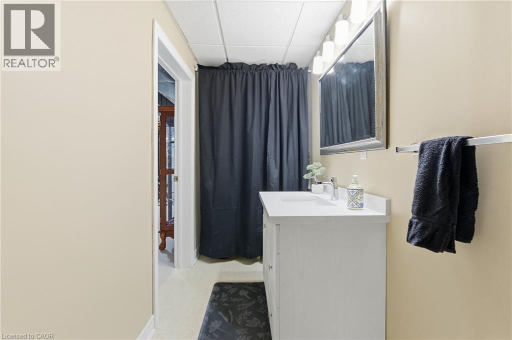 13 Colonial Crescent, Grimsby, ON - Indoor Photo Showing Bathroom