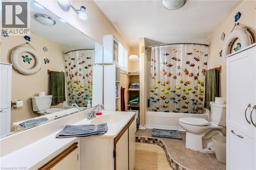 Full bathroom with shower / bath combo - 57 12Th Conc Road E Unit# 430, Flamborough, ON - Indoor Photo Showing Bathroom