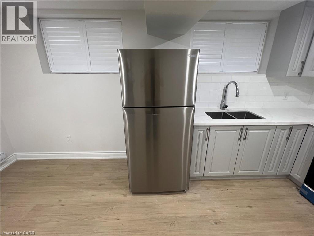 29 Bowman Crescent Unit# 2, Thorold, ON - Indoor Photo Showing Kitchen With Double Sink