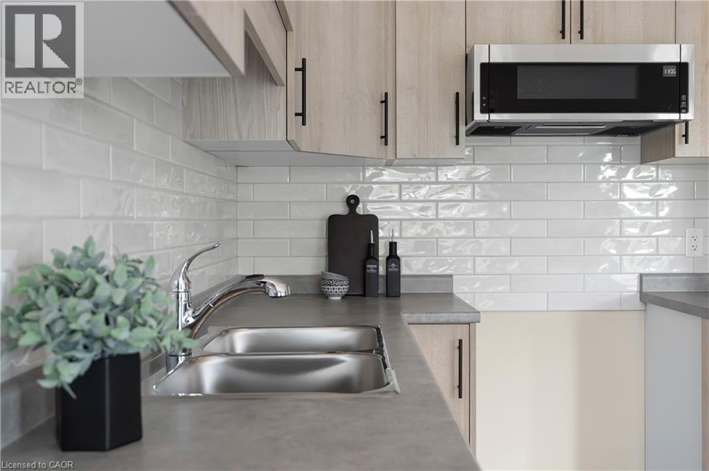 142 Willson Drive, Thorold, ON - Indoor Photo Showing Kitchen With Double Sink