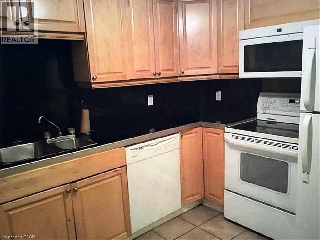 49 Province Street S, Hamilton, ON - Indoor Photo Showing Kitchen